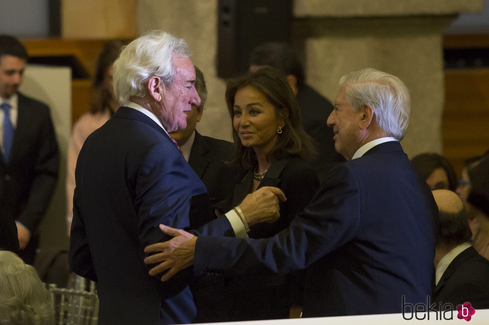 Mario Mario Vargas Llosa e Isabel Preysler felicitando a Luis del Olmo por su Gran Cruz de la Orden Civil de Alfonso X el Sabio