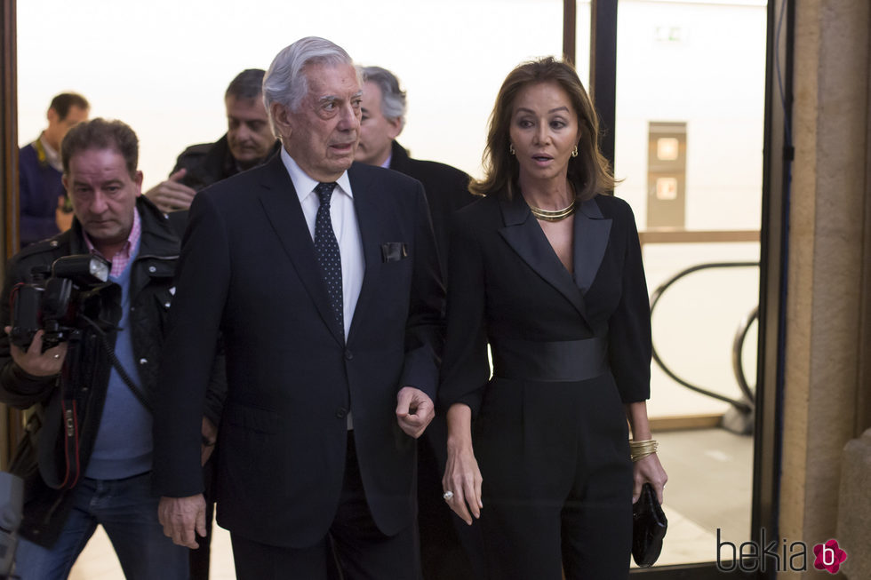 Mario Vargas Llosa e Isabel Preysler llegando a la entrega de la Gran Cruz de la Orden Civil de Alfonso X el Sabio