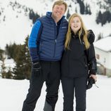 Guillermo Alejandro de Holanda y su hija Amalia de vacaciones en la nieve en Austria