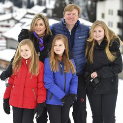 Los Reyes de Holanda y sus hijas posan de vacaciones en la nieve