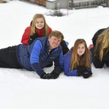 Divertido posado de Guillermo Alejandro y Máxima de Holanda con sus hijas en la nieve