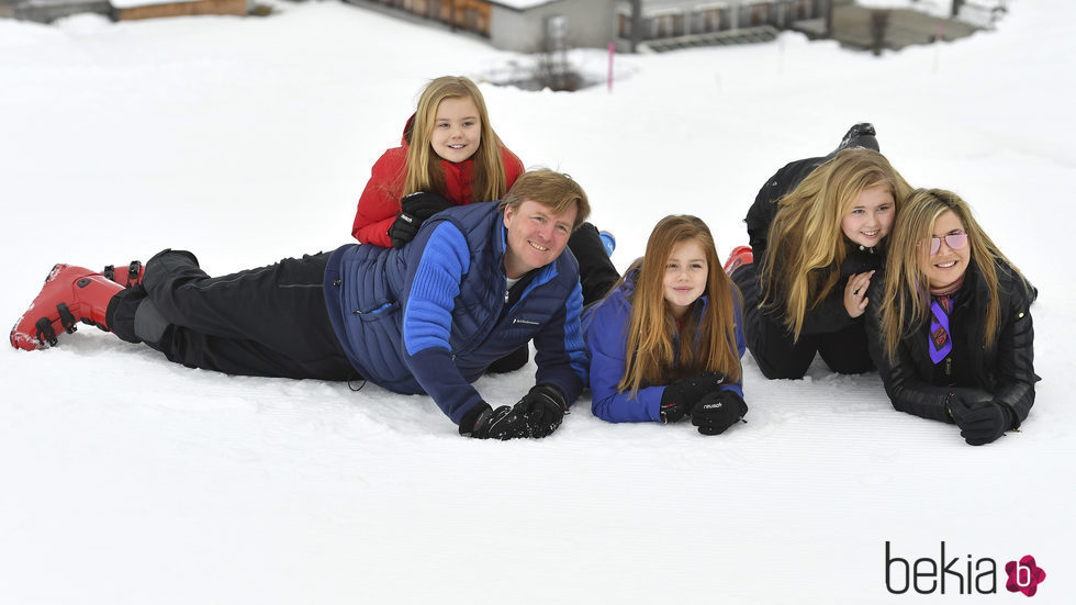 Divertido posado de Guillermo Alejandro y Máxima de Holanda con sus hijas en la nieve