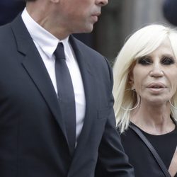 Donatella Versace en el funeral de Franca Sozzani en Milán