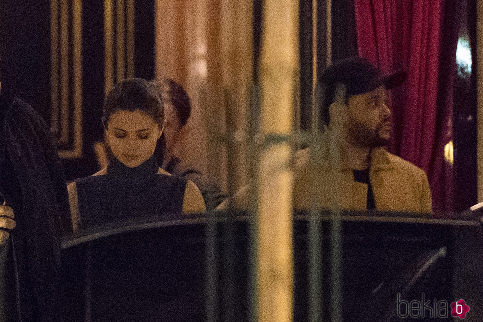 Selena Gomez y The Weeknd en una cita romántica en París