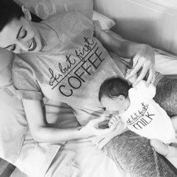 Noelia López con su hijo recién nacido
