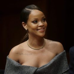 Rihanna feliz en Harvard para recoger el título de Humanitaria del Año 2017