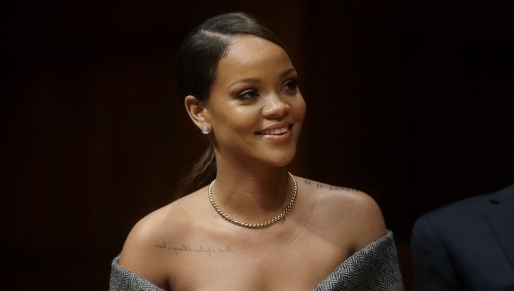 Rihanna feliz en Harvard para recoger el título de Humanitaria del Año 2017