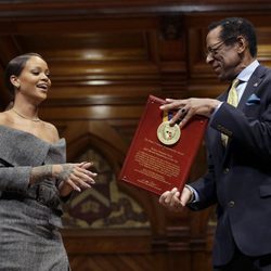 Rihanna feliz recogiendo en Harvard el título de Humanitaria del Año 2017
