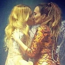 Mónica Naranjo y Marta Sánchez se besan sobre el escenario en México
