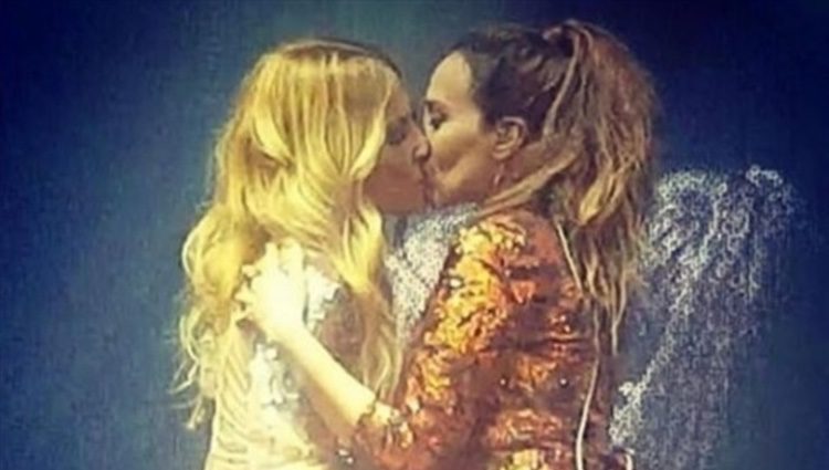 Mónica Naranjo y Marta Sánchez se besan sobre el escenario en México