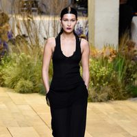 Bella Hadid en la pasarela de H&M de la Semana de la Moda de París