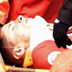 Fernando Torres saliendo en camilla de Riazor tras un choque que le dejó inconsciente