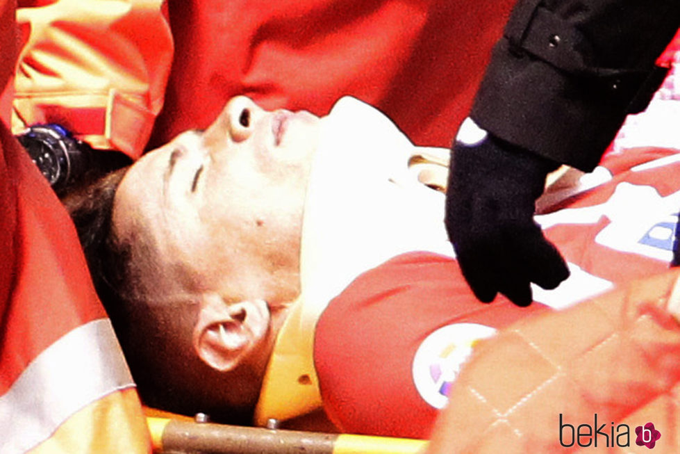 Fernando Torres saliendo en camilla de Riazor tras un choque que le dejó inconsciente