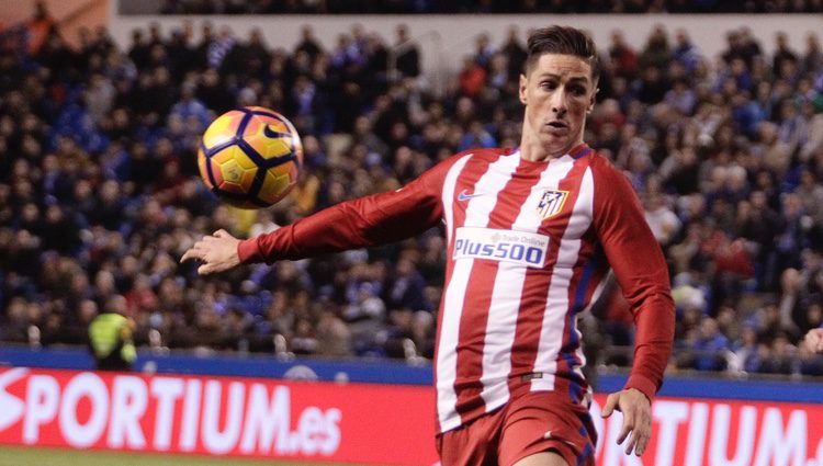 Fernando Torres en el partido de Liga de Riazor antes del fuerte choque que le dejó inconsciente