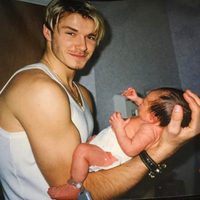 David Beckham sujetando entre sus brazos a Brooklyn Beckham cuando era niño