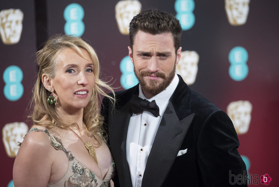 Sam Taylor-Johnson junto a su marido en los EE British Academy Film Awards
