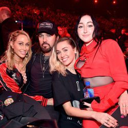 Miley Cyrus, Billy Ray Cyrus, Noah Cyrus y Tish Cyrus en los iHeartRadio Awards 2017