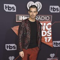 Joe Jonas en la alfombra roja de los iHeartRadio Awards 2017
