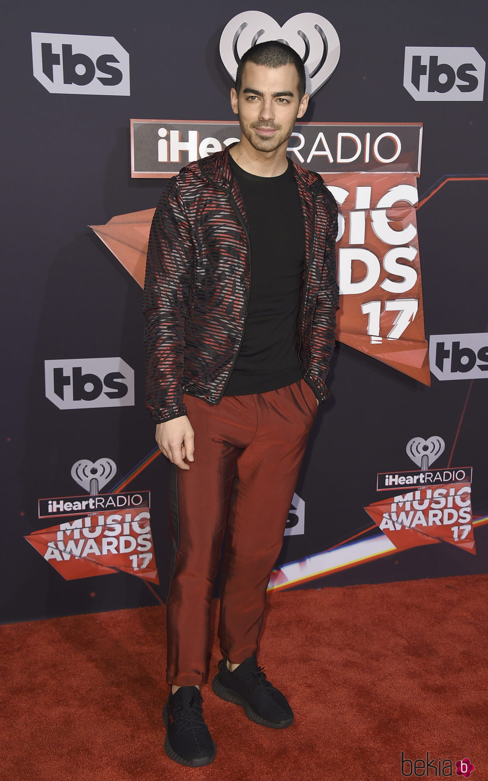 Joe Jonas en la alfombra roja de los iHeartRadio Awards 2017