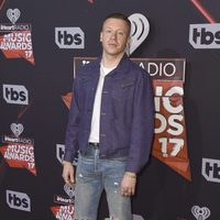Macklemore en la alfombra roja de los iHeartRadio Awards 2017