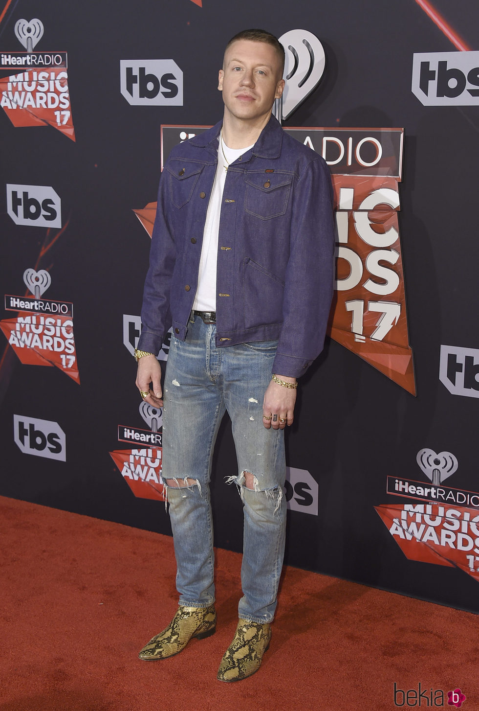 Macklemore en la alfombra roja de los iHeartRadio Awards 2017