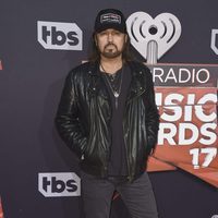 Billy Ray Cyrus en la alfombra roja de los iHeartRadio Awards 2017