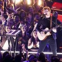 Ed Sheeran actuando en los iHeartRadio Music Awards 2017
