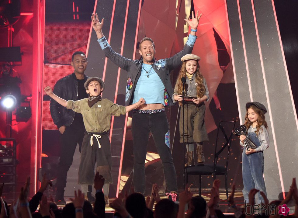 Chris Martin, integrante de Coldplay, con su premio en los iHeartRadio Music Awards 2017