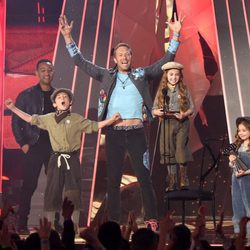 Chris Martin, integrante de Coldplay, con su premio en los iHeartRadio Music Awards 2017