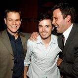 Matt Damon, Casey y Ben Affleck sonriendo en un evento