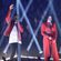 Noah Cyrus y Labrinth actuando en los iHeartradio Music Awards 2017