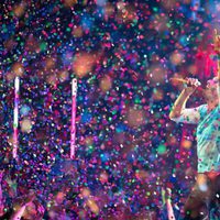 Chris Martin actuando en los iHeartRadio Music Awards 2017
