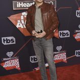 Jeremy Renner en la alfombra roja de los iHeartRadio Music Awards 2017