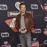 Jeremy Renner en la alfombra roja de los iHeartRadio Music Awards 2017