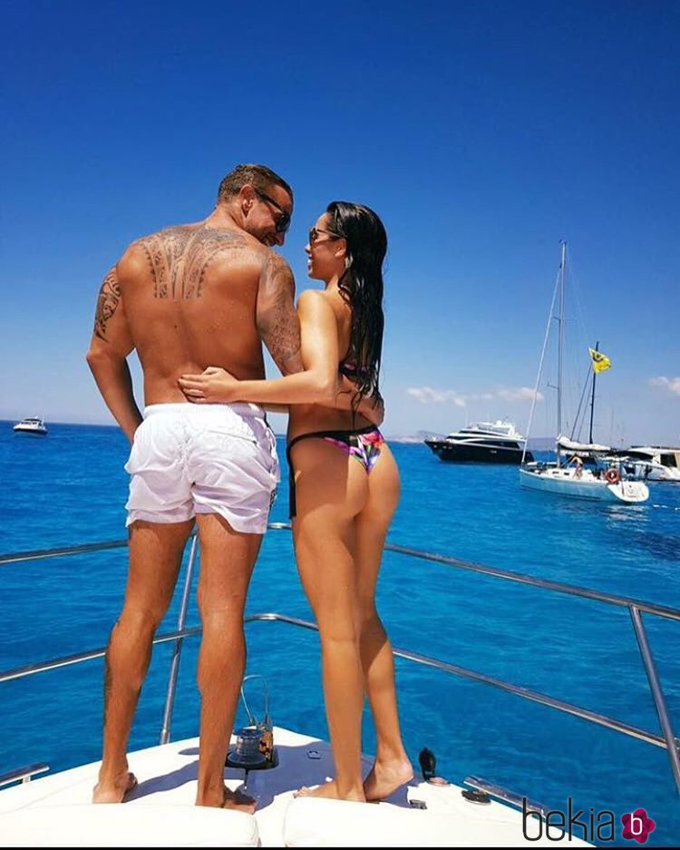 Rafa Mora y su novia Macarena surcando las aguas de Ibiza