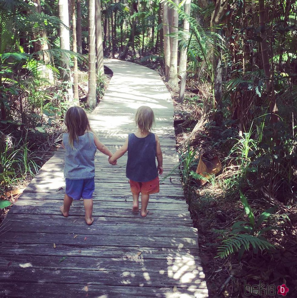 Tristan y Sasha Hemsworth adentrándose en la selva australiana cogidos de la mano