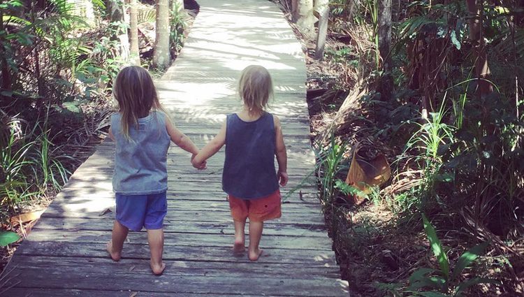 Tristan y Sasha Hemsworth adentrándose en la selva australiana cogidos de la mano