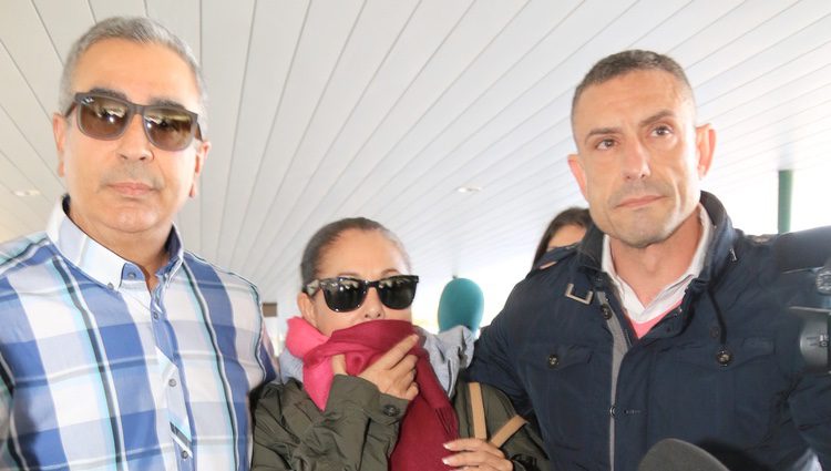 Isabel Pantoja con su hermano Agustín volviendo a España tras su gira por Chile y Perú
