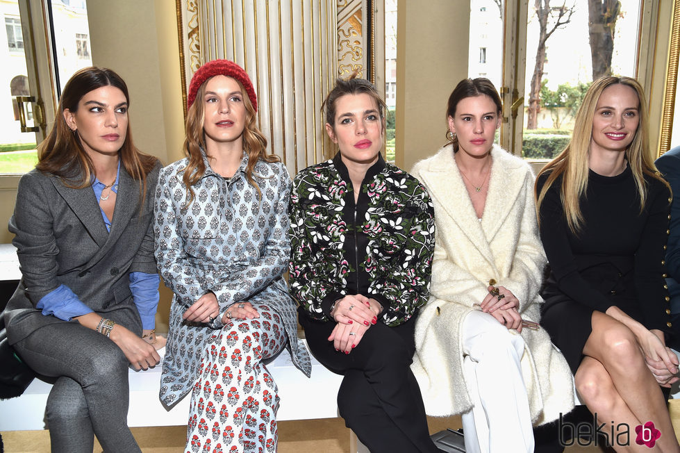 Carlota Casiraghi con Bianca Brandolini, Eugenie Niarchos, Juliette Dol y Lauren Santo Domingo en la Paris Fashion Week