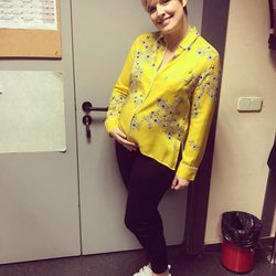 Tania Llasera presumiendo de embarazo desde el estudio de 'La Voz Kids 3'