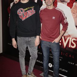 Javier Calvo y Javier Ambrossi en el estreno de 'Un chico de revista'