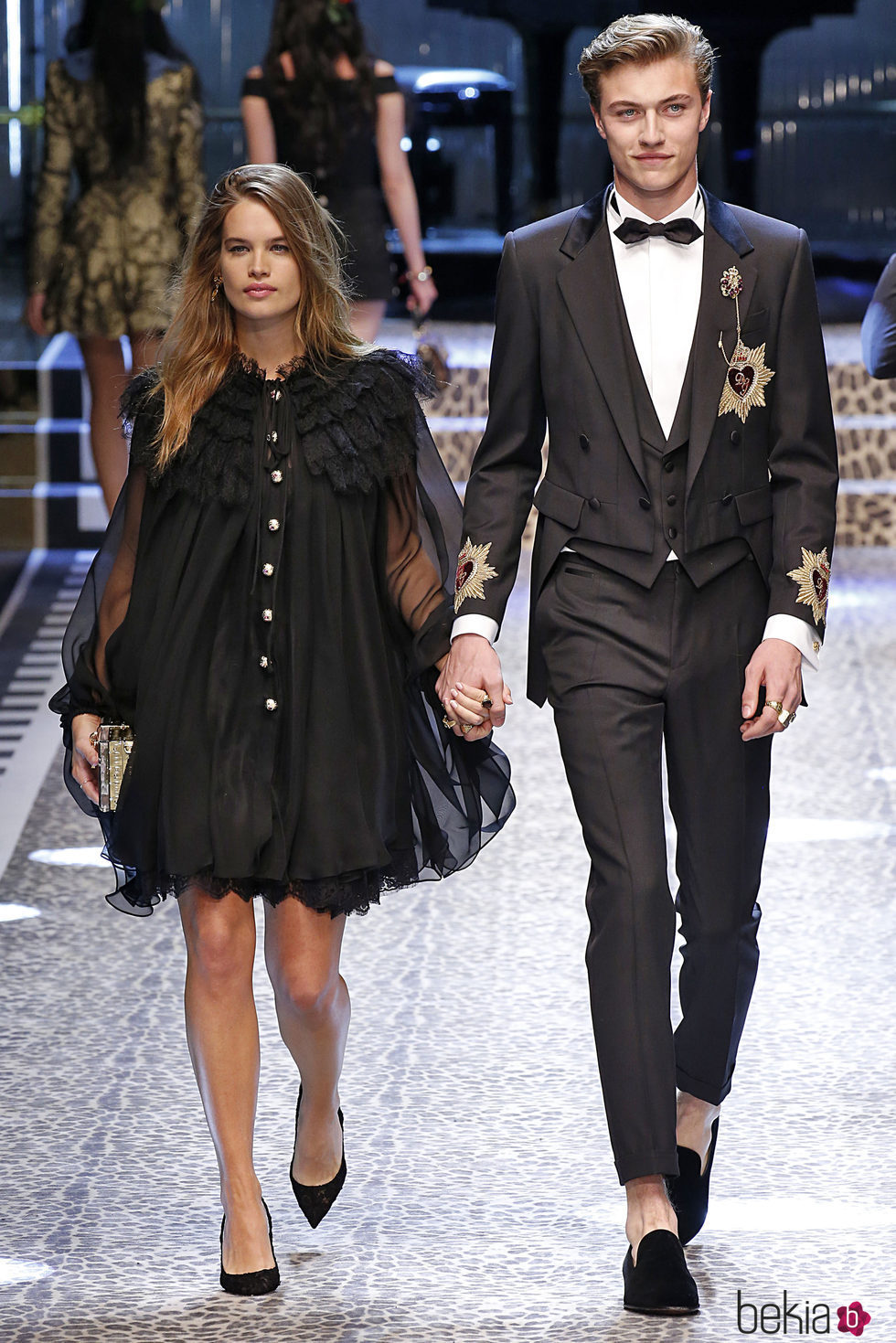 Lucky Blue Smith y Stormi Henley desfilando en la Milan Fashion Week