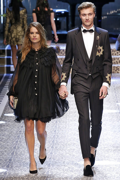 Lucky Blue Smith y Stormi Henley desfilando en la Milan Fashion Week
