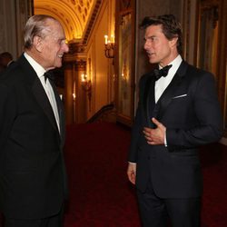 El Duque de Edimburgo y Tom Cruise charlando en Buckingham Palace