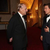 El Duque de Edimburgo y Tom Cruise charlando en Buckingham Palace