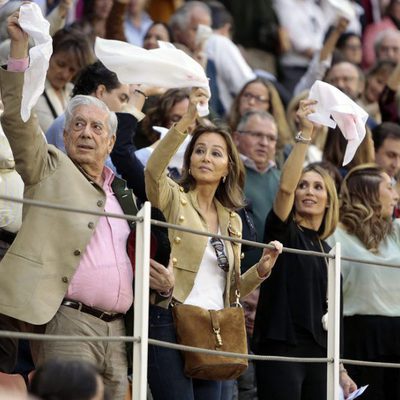 Isabel Preysler y Mario Vargas Llosa muy emocionados en un festejo taurino en Illescas