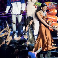 Zendaya dándolo todo encima del escenario de los Nickelodeon Kids' Choice Awards 2017