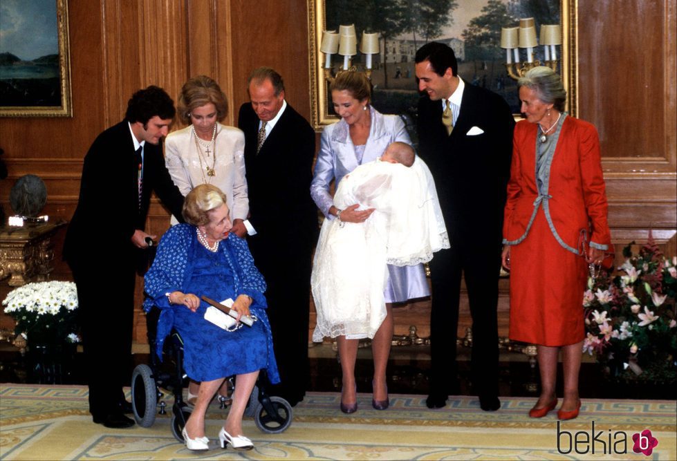 Froilán en su bautizo con sus padres, sus abuelos y su bisabuela, la Condesa de Barcelona