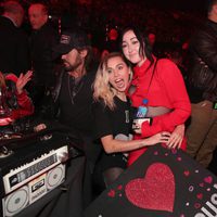 Miley Cyrus junto a su hermana Noah en los iHeartRadio Music Awards