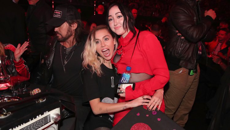 Miley Cyrus junto a su hermana Noah en los iHeartRadio Music Awards